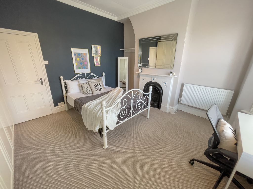 Property photo 2 of 7 77 Albany