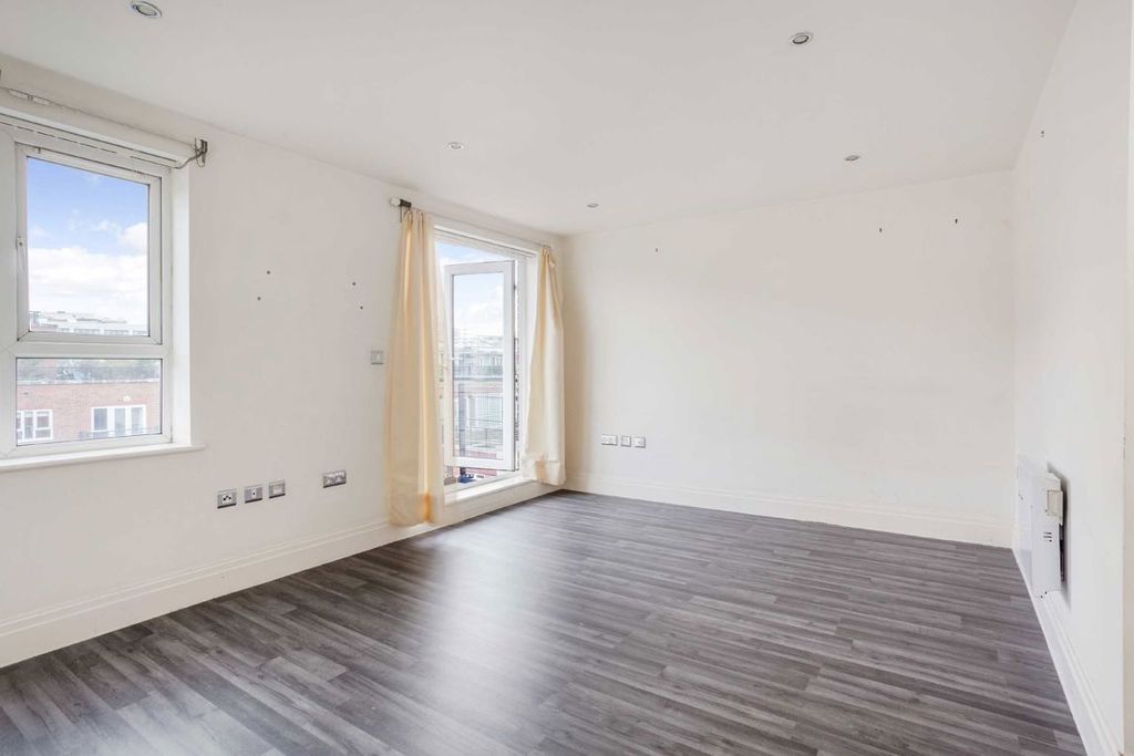 Property photo 3 of 6