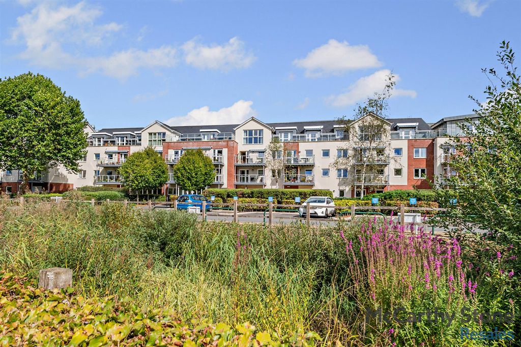 Property photo 1 of 32 Ellisfields Court