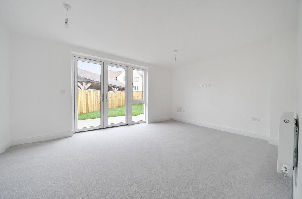 Property photo 3 of 10 1388557-22-693809...