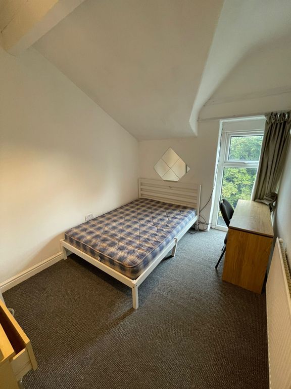 Property photo 3 of 11 A Bright And Inviting Double Bedroom With Ample Sp...