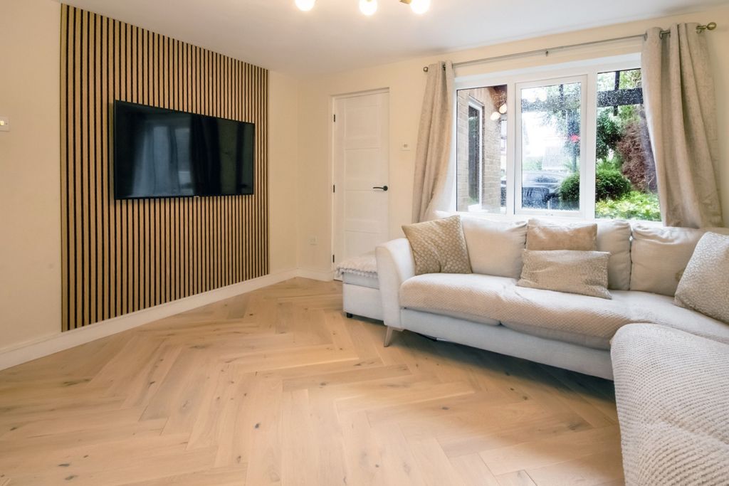 Property photo 3 of 18 Lounge