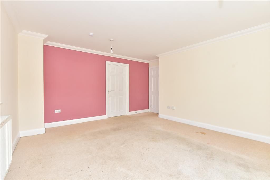 Property photo 3 of 11 Lounge