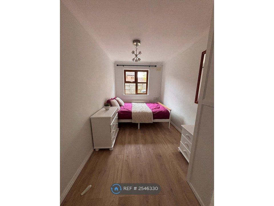 Property photo 3 of 7 Bedroom 1 - 760