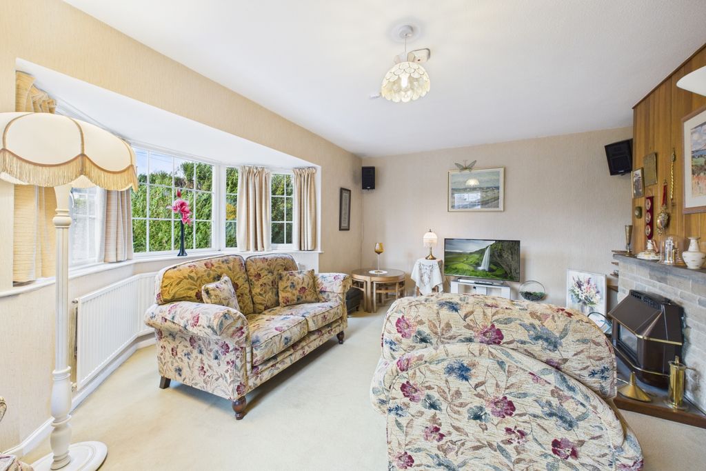 Property photo 3 of 27 Lounge