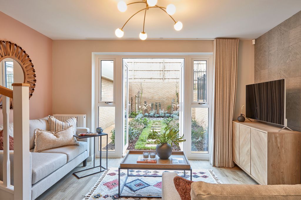 Property photo 1 of 6 Spacious Lounge In The Denford