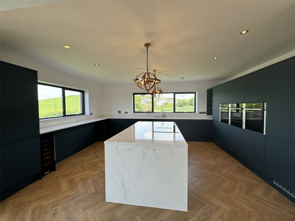 Property photo 2 of 31 Picture No. 32