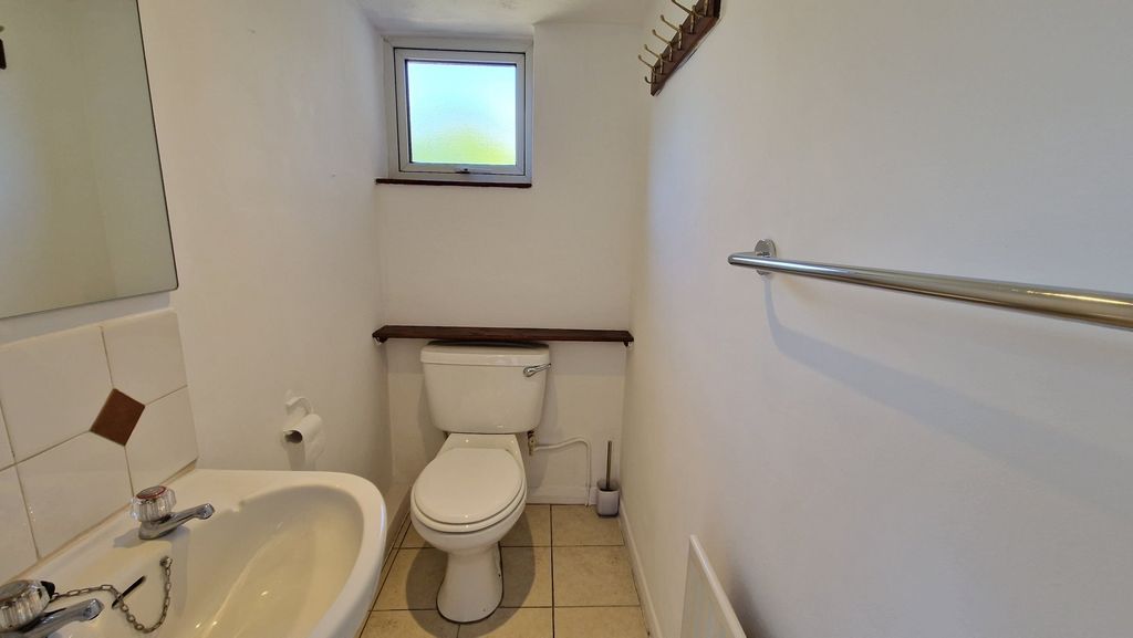 Property photo 2 of 13 Cloakroom W/c