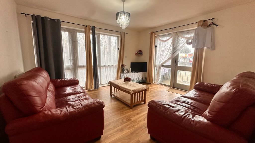 Property photo 2 of 8 Lounge