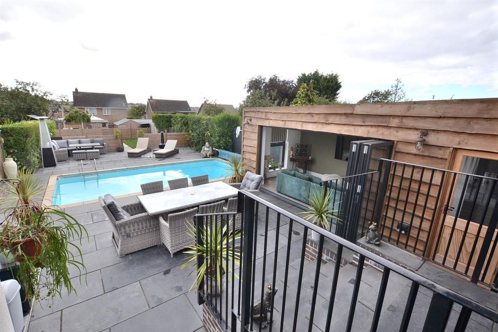 Property photo 3 of 57 Ridgeway (28).Jpg