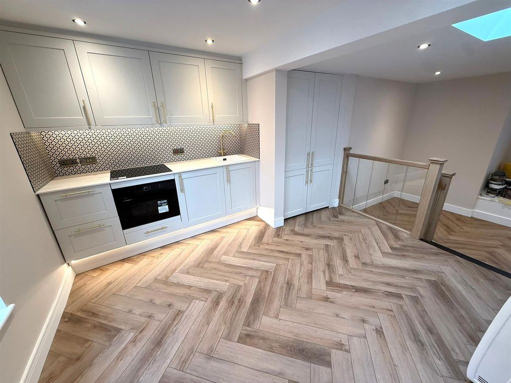 Property photo 1 of 8 Kitchen.Jpeg