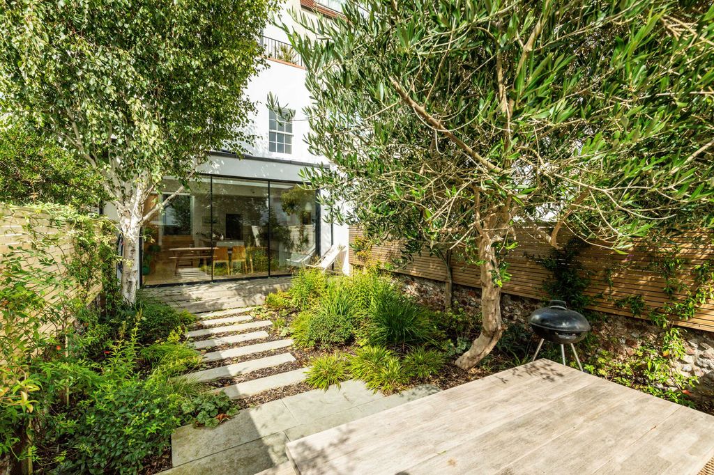 Property photo 3 of 31