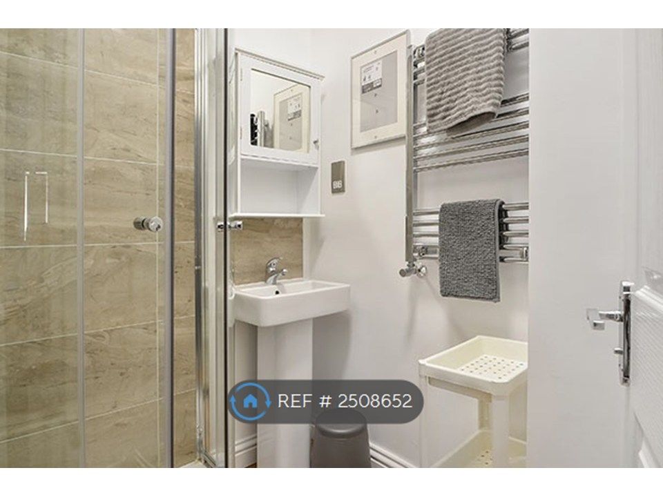 Property photo 2 of 6 Room 2 Ensuite - Ophir Road