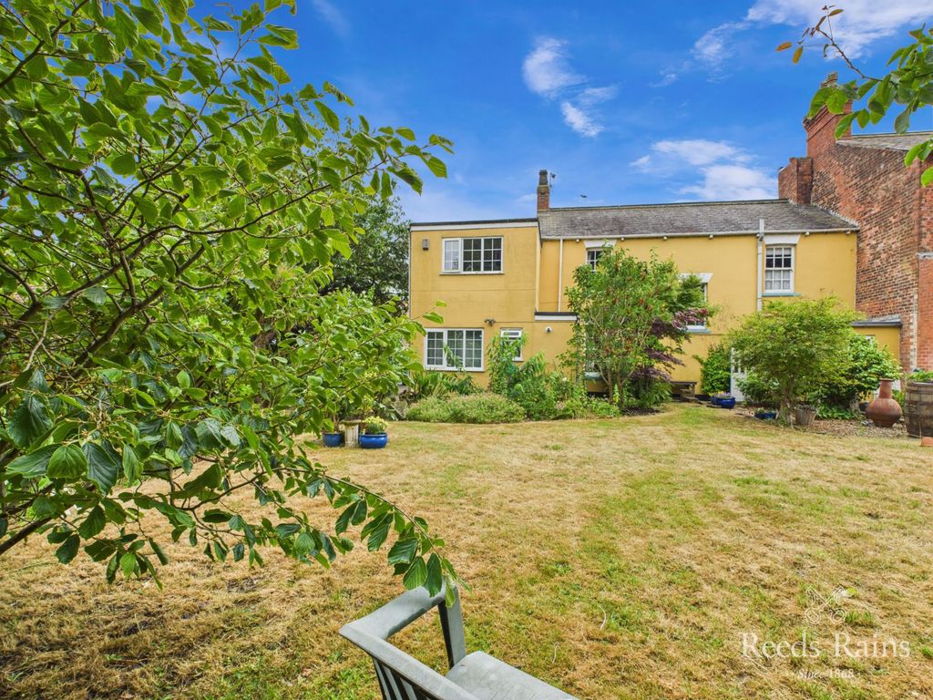 Property photo 1 of 32 Rear Garden