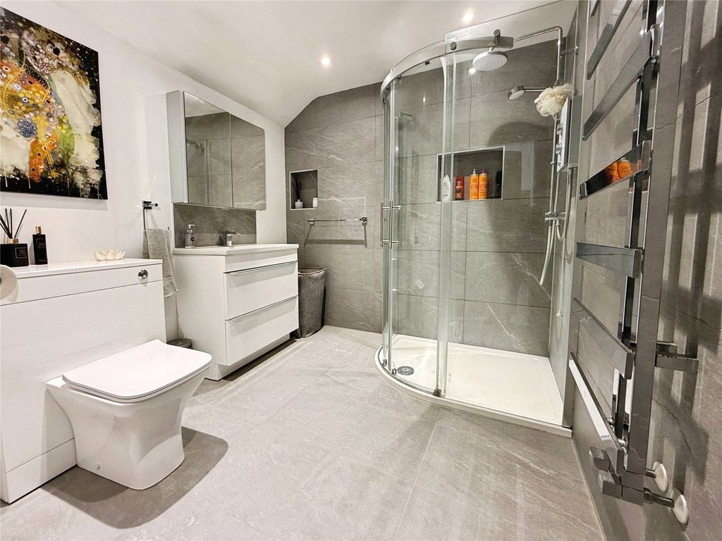 Property photo 3 of 27 Ensuite