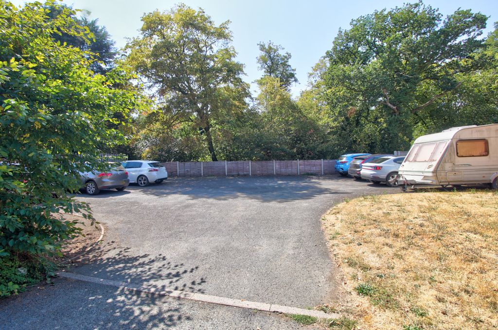 Property photo 2 of 12 Parking
