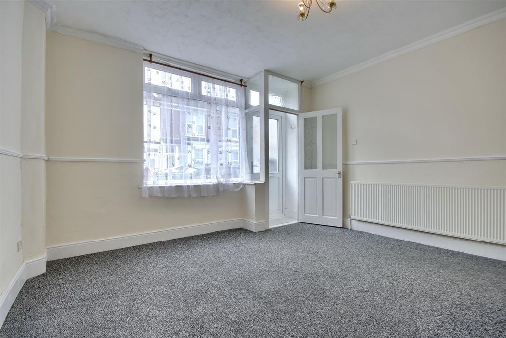 Property photo 2 of 15 794B09Ba-20F3-4A45-A91F-5D46Afd28559_1_201_A.Jpeg