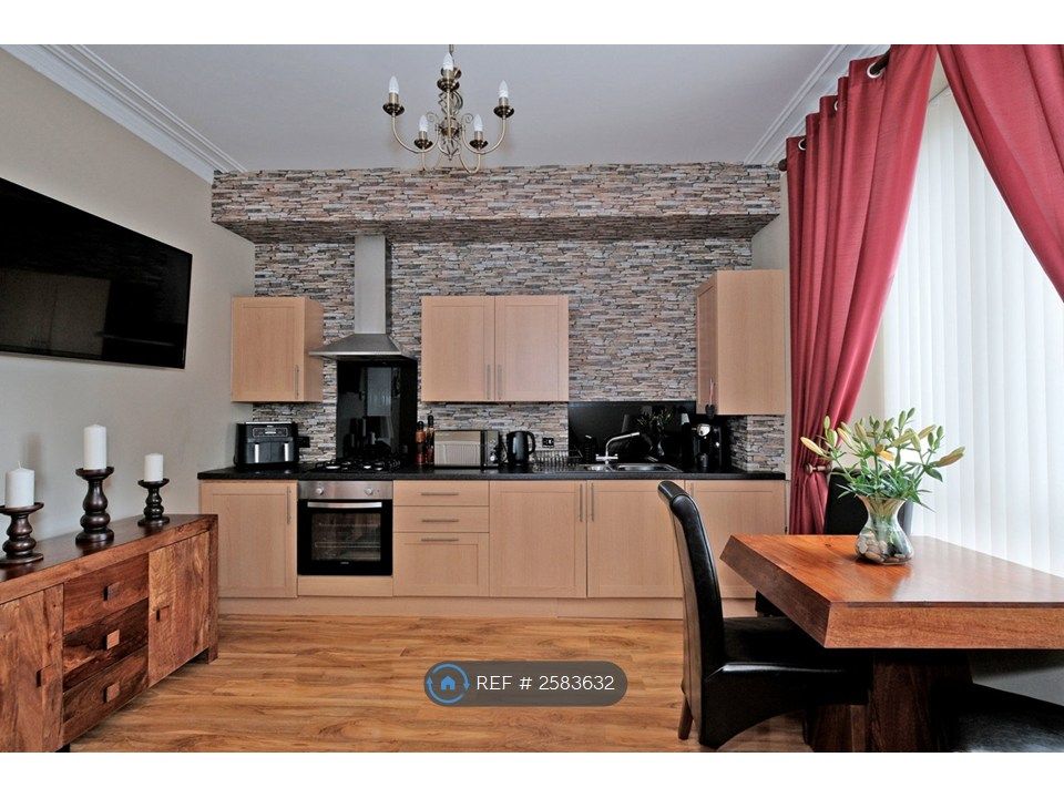 Property photo 2 of 18 Lounge / Kitchen 02