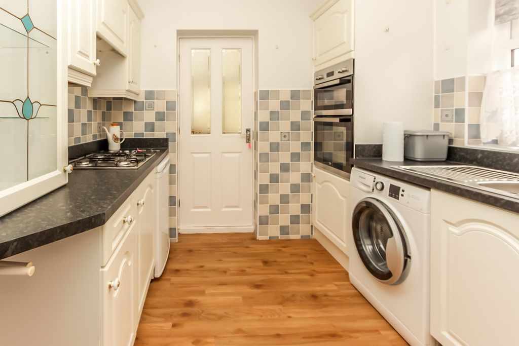 Property photo 3 of 9 Kitchen