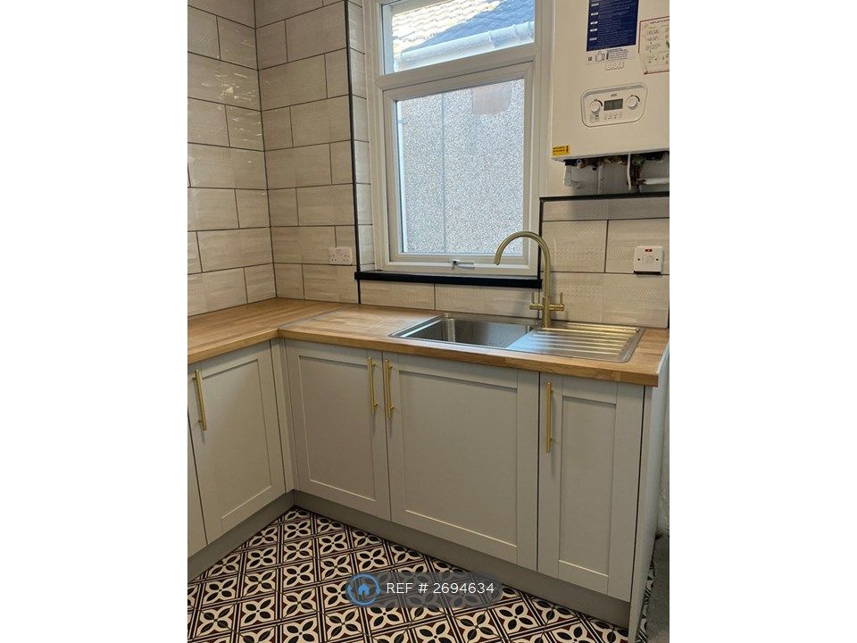 Property photo 3 of 12 Kitchen