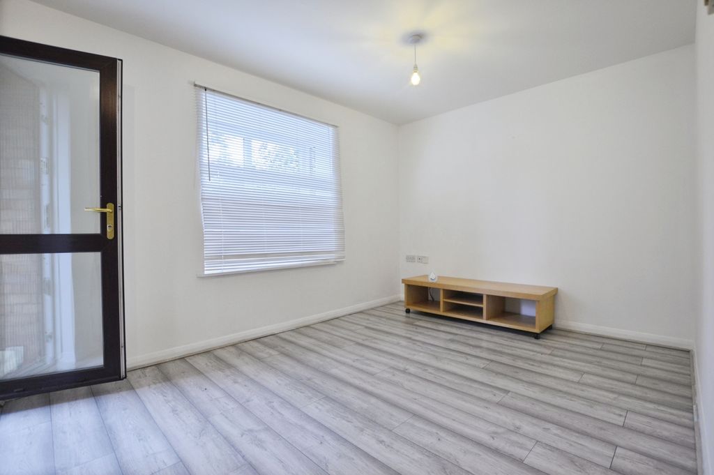 Property photo 3 of 8 Pbox-Img.Jpg