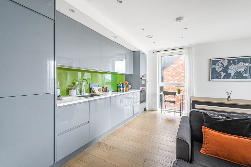 Property photo 3 of 17 Kitchen/Reception