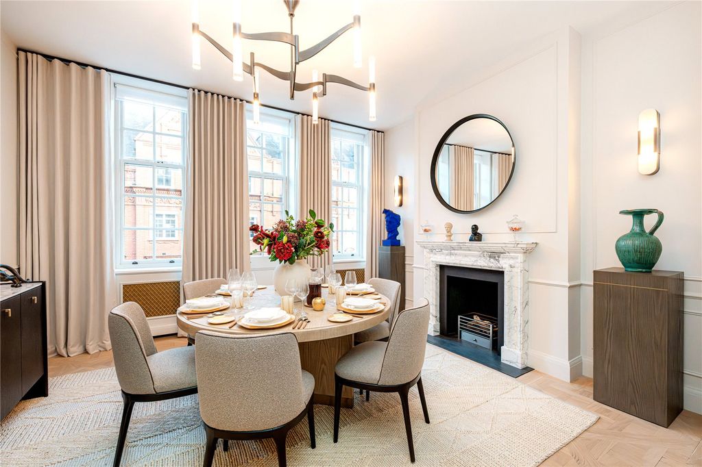 Property photo 3 of 9 Dining Room