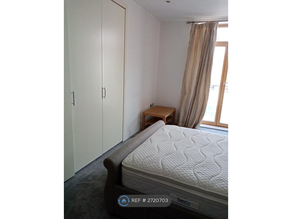 Property photo 3 of 17 Main Bedroom