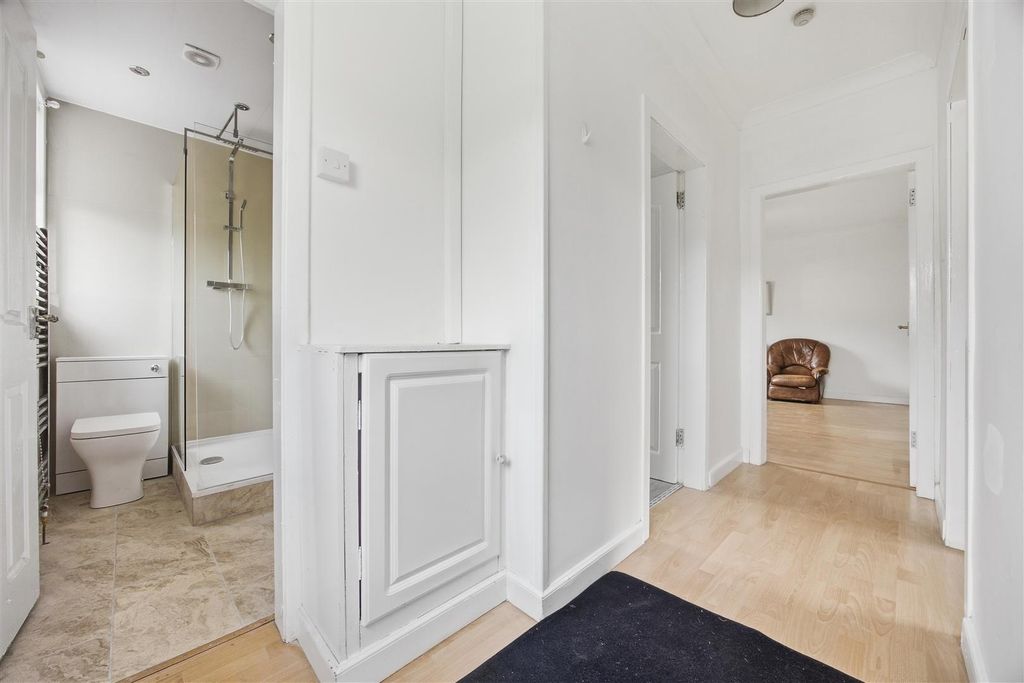 Property photo 2 of 14 23_Gallowhill_Grove_Lenzie_003.Jpg