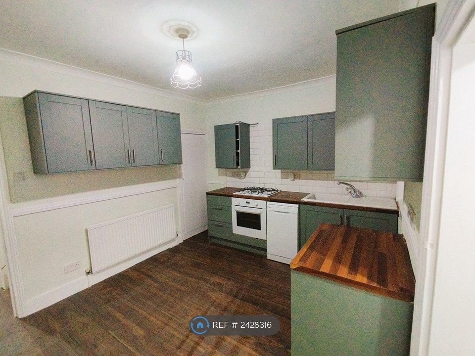Property photo 3 of 9 Kitchen 2