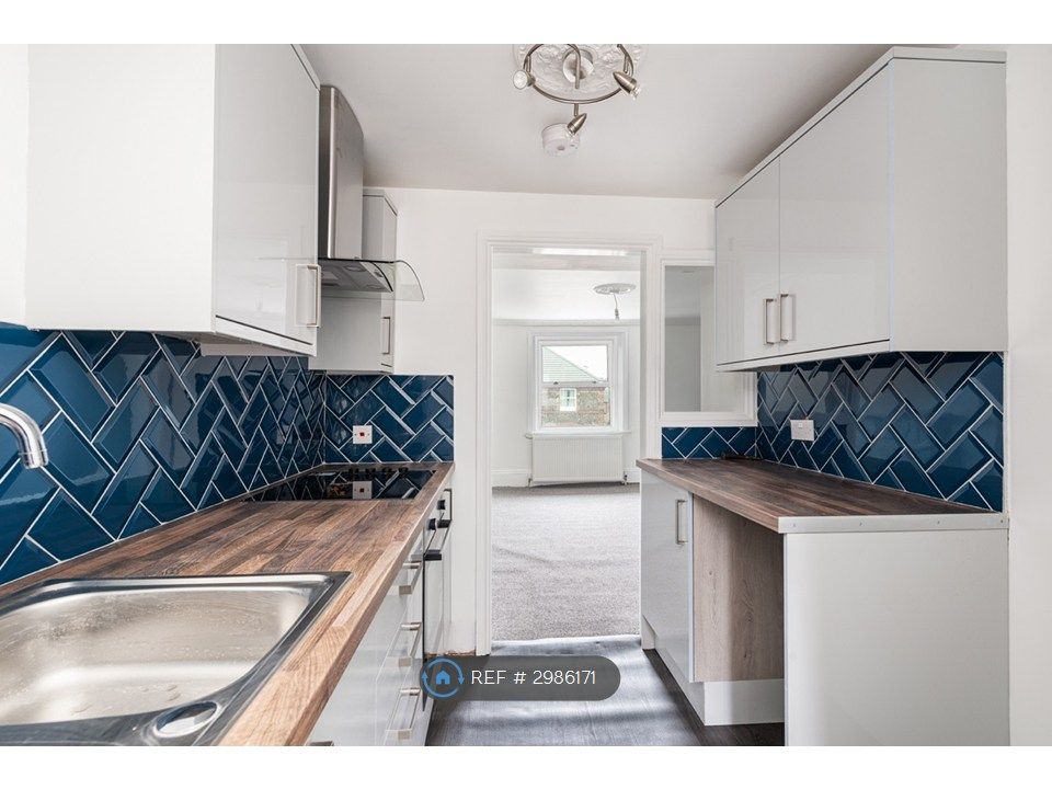 Property photo 3 of 11 Kitchen