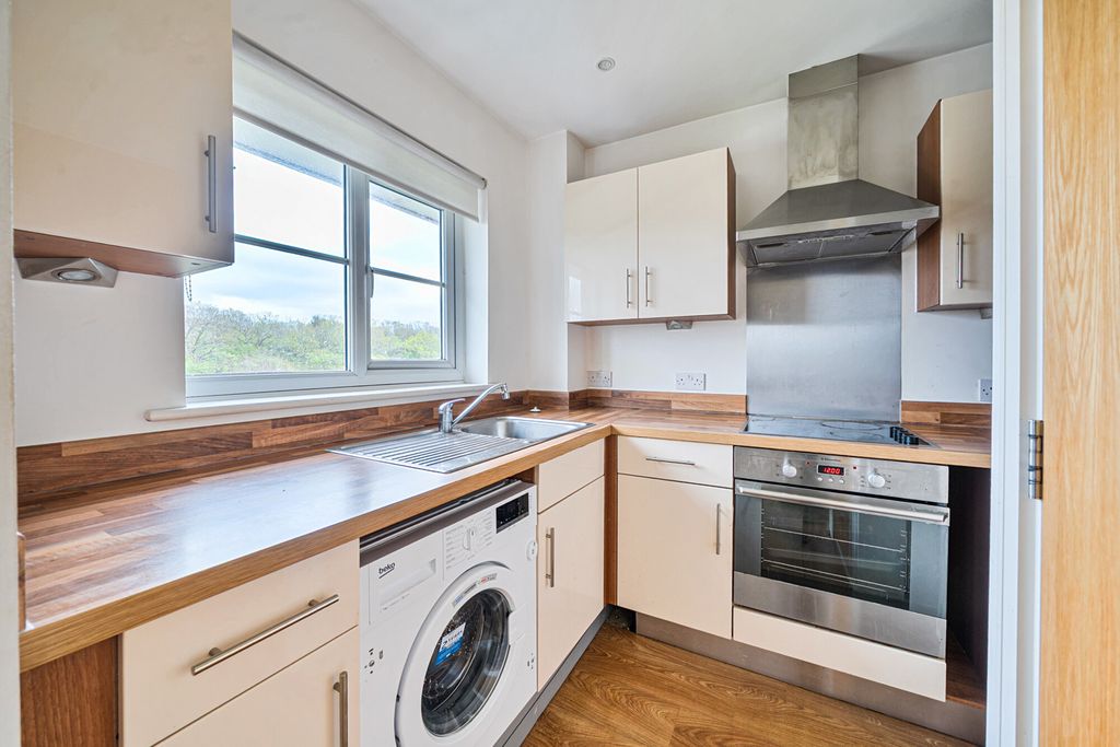 Property photo 3 of 9 1447907-7-69Df688...