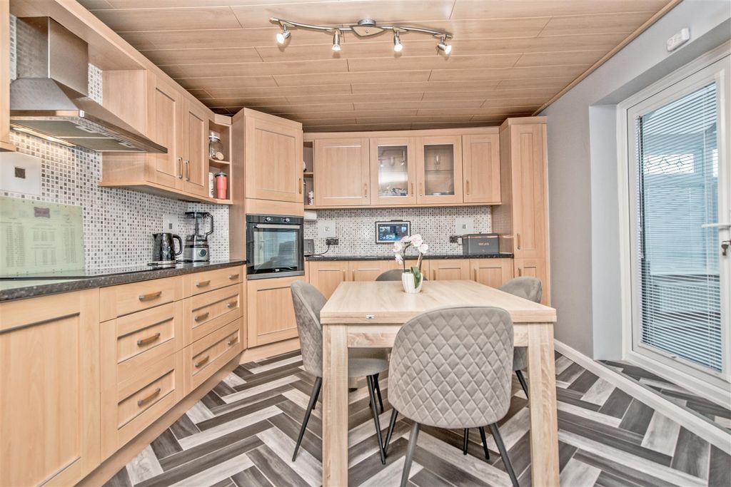 Property photo 2 of 22 Fitted Dining Kitchen: