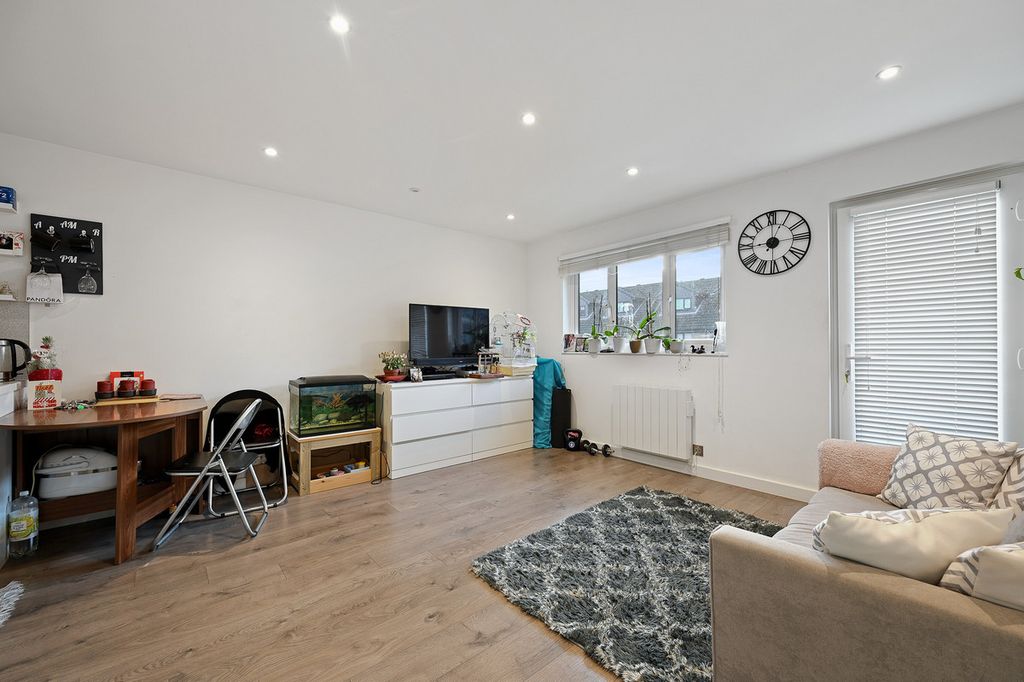 Property photo 2 of 31
