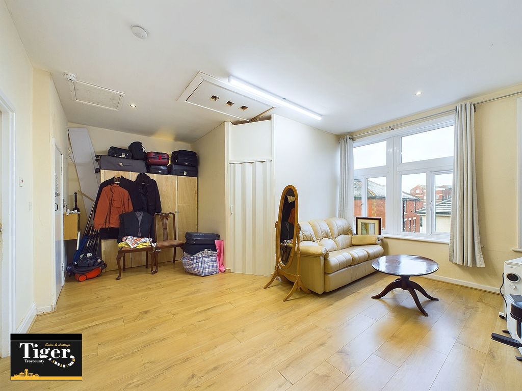 Property photo 2 of 9 Cam02176G0-Pr0416-Still005