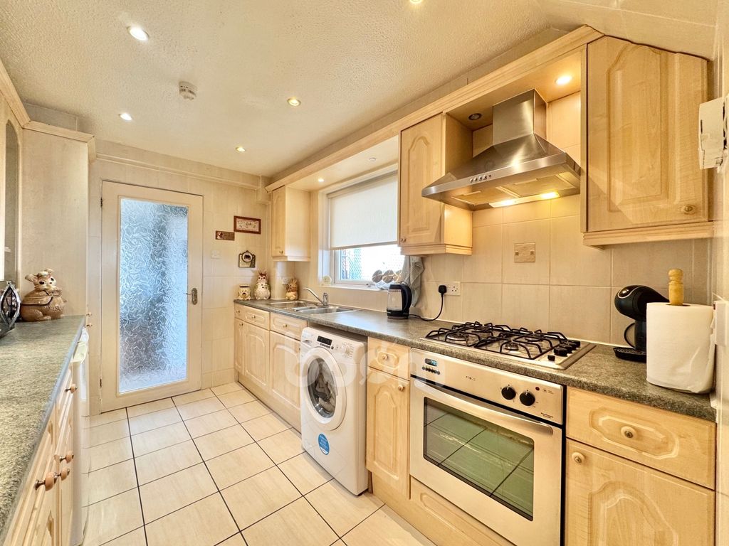 Property photo 3 of 25 Herriot Avenue, Kilbirnie Kitchen