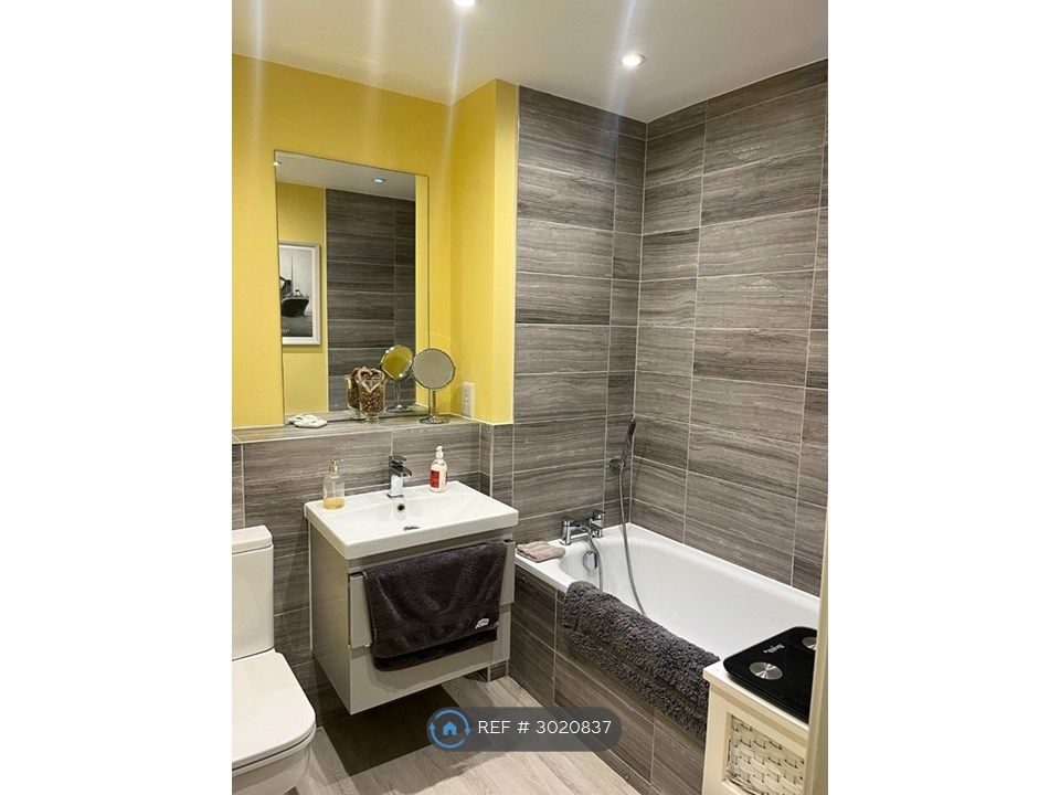 Property photo 3 of 6 Private Bathroom