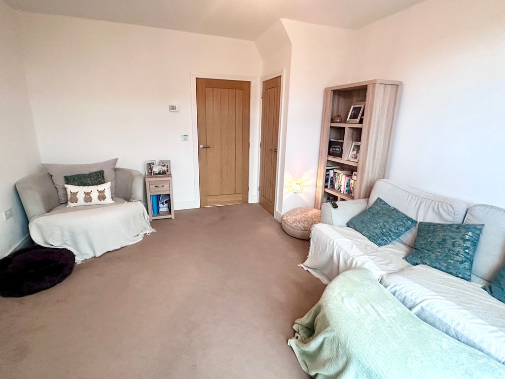 Property photo 3 of 11 Lounge 2