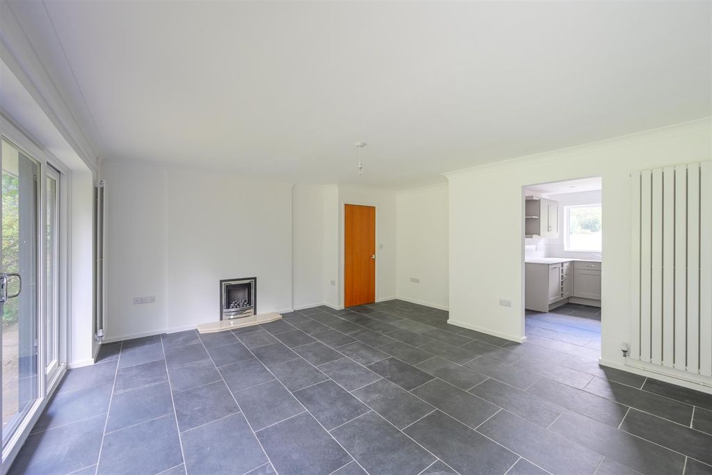 Property photo 2 of 31 8 Erasmus Way (22 Of 40).Jpg