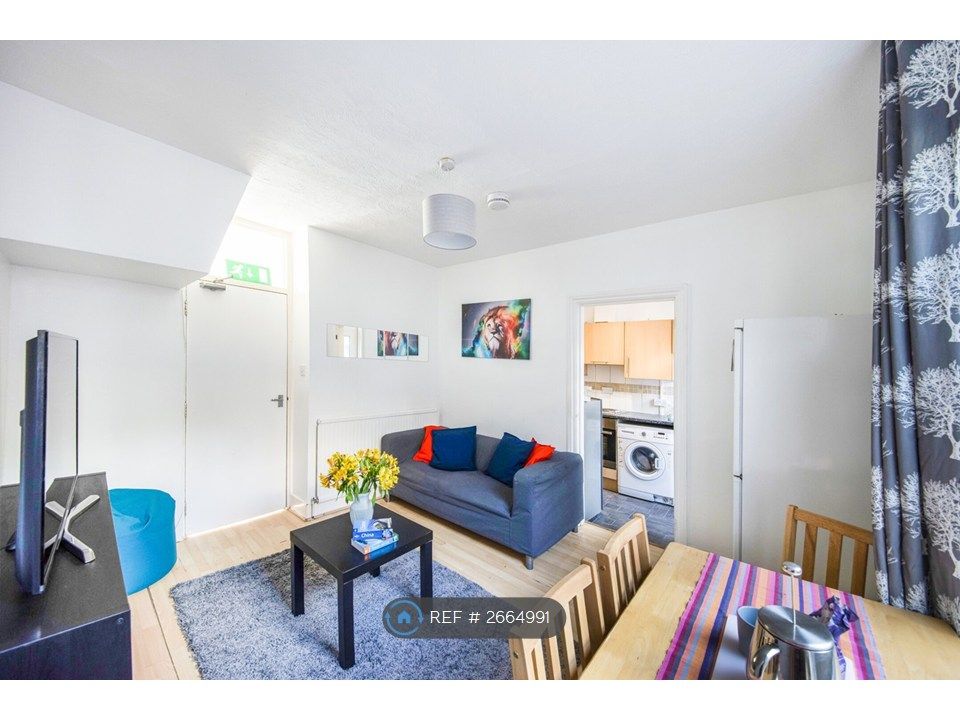 Property photo 1 of 34 Lounge