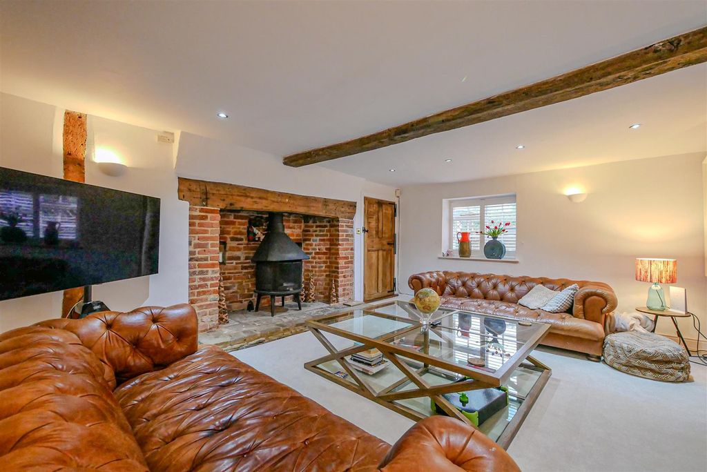 Property photo 3 of 15 Lounge