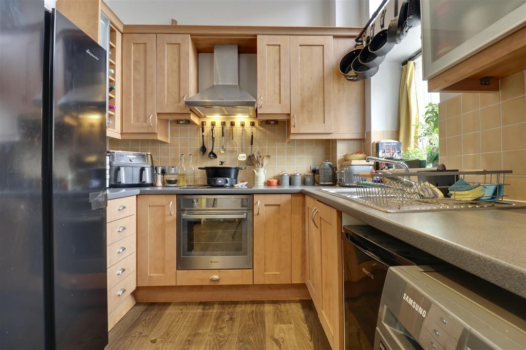 Property photo 3 of 14 Kitchen