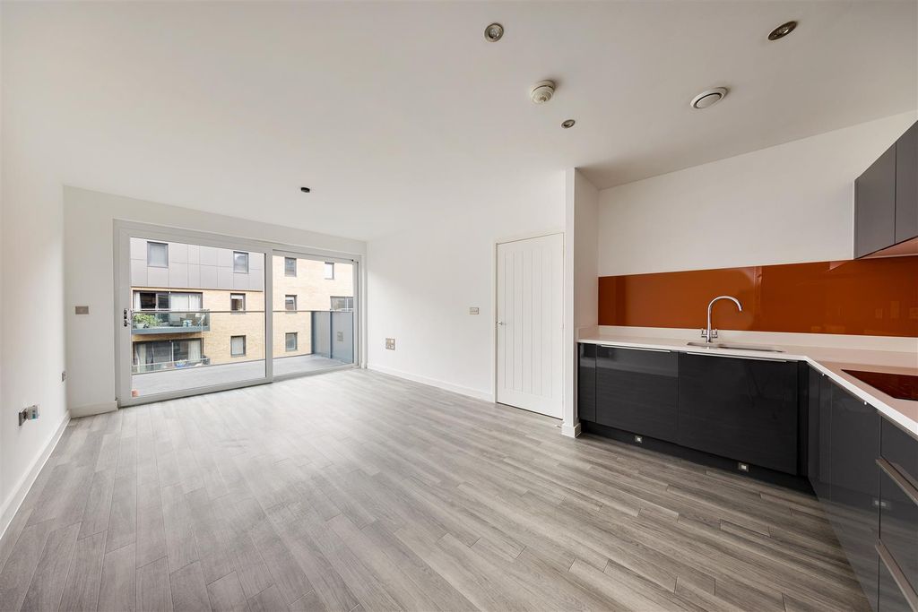 Property photo 2 of 25 Collendale Road, E17