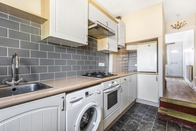 Property photo 3 of 10 Kitchen