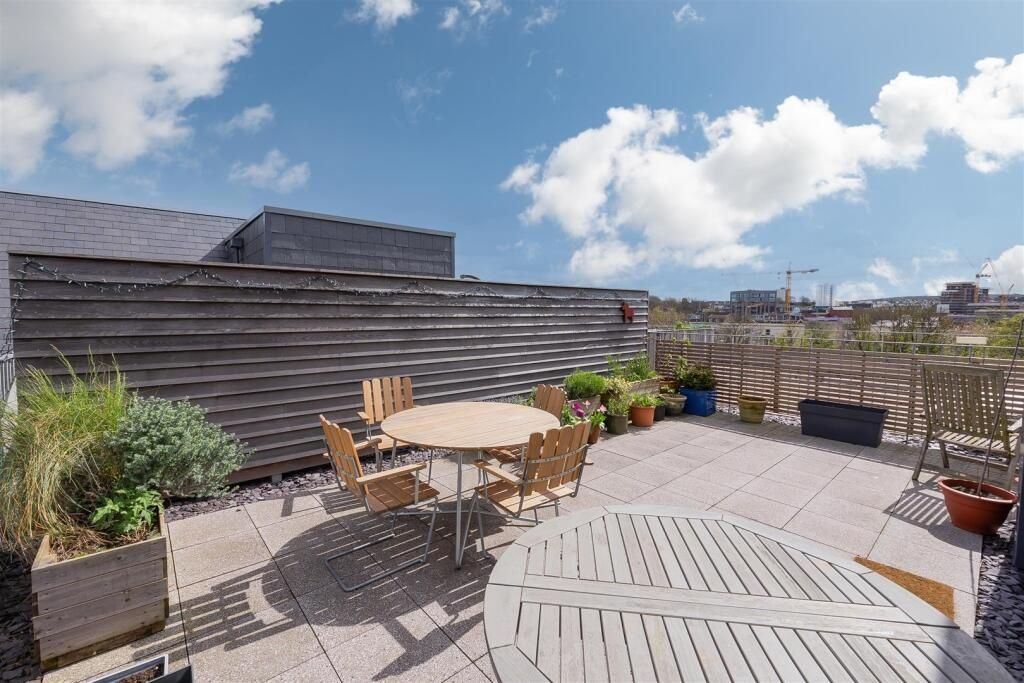 Property photo 1 of 15 Spacious And Sunny Rooftop Garden With Comfortable...