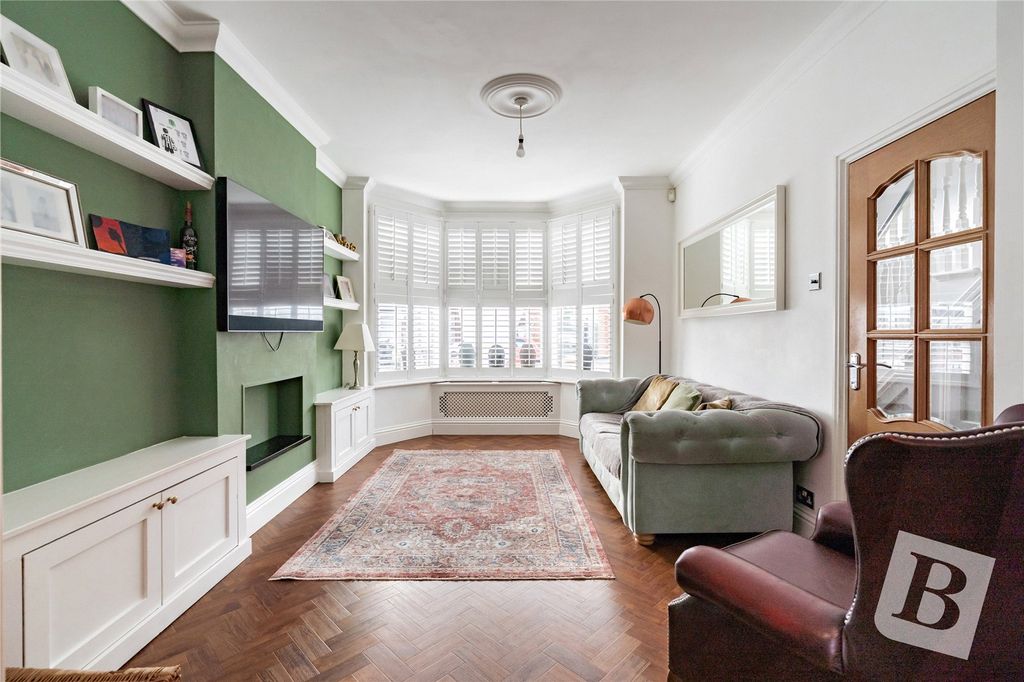 Property photo 3 of 18 Living Room