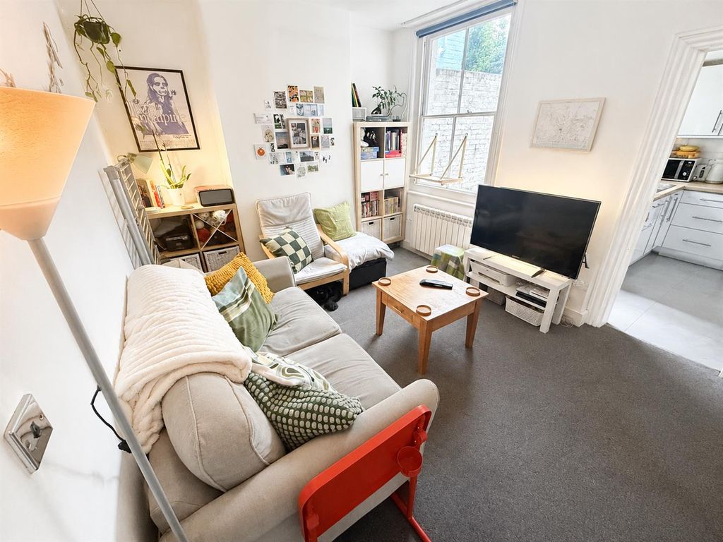 Property photo 1 of 10 Living Room (8).Png