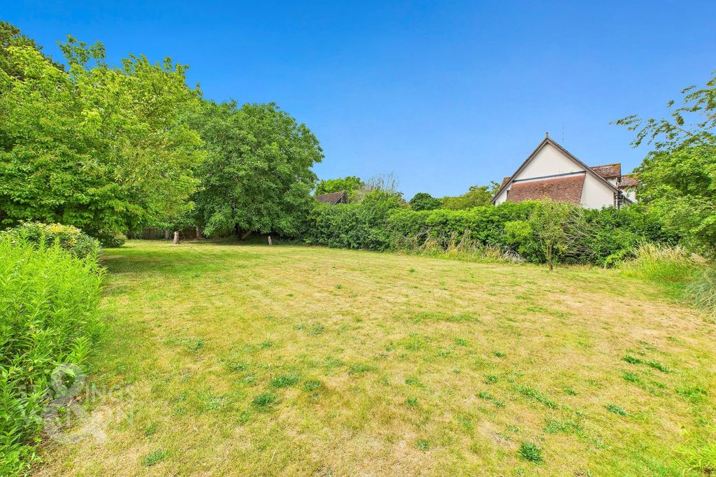 Property photo 2 of 27