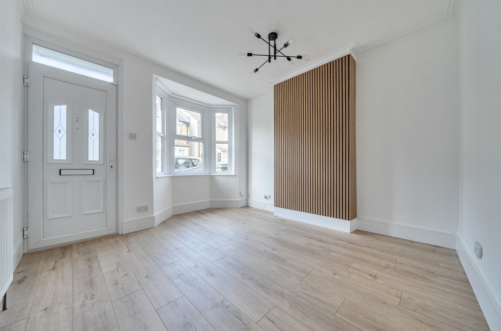 Property photo 3 of 14 Lounge1