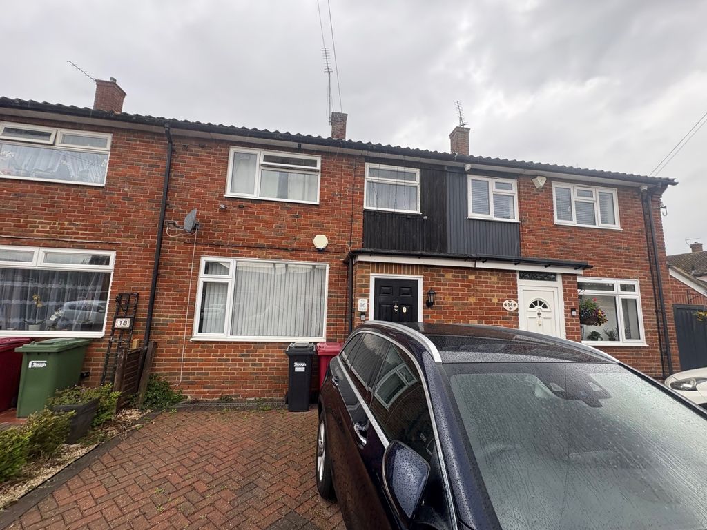 Property photo 1 of 9 Three Bedroom One Reception Room One Bathroom House For Sale In Slough Sl2